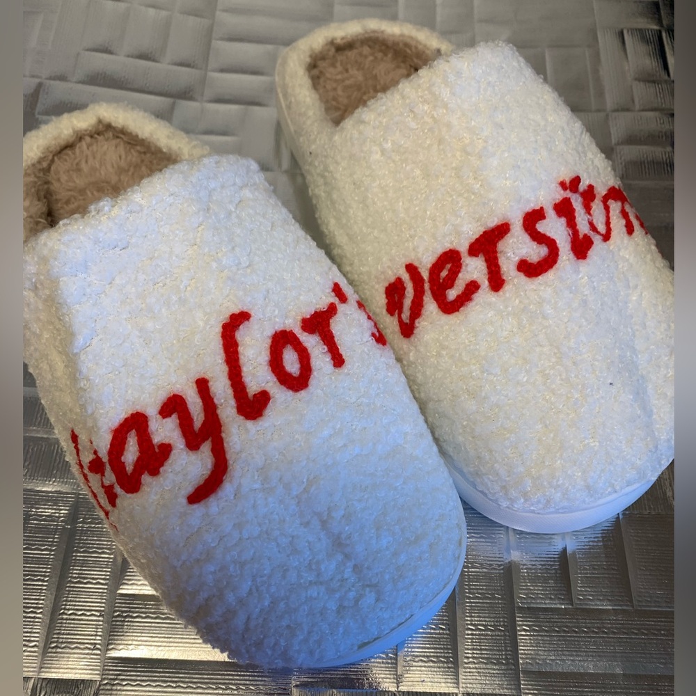Taylor’s Version Swift Fuzzy White Slippers Women’s Size 7.5-8.5 New Red Script